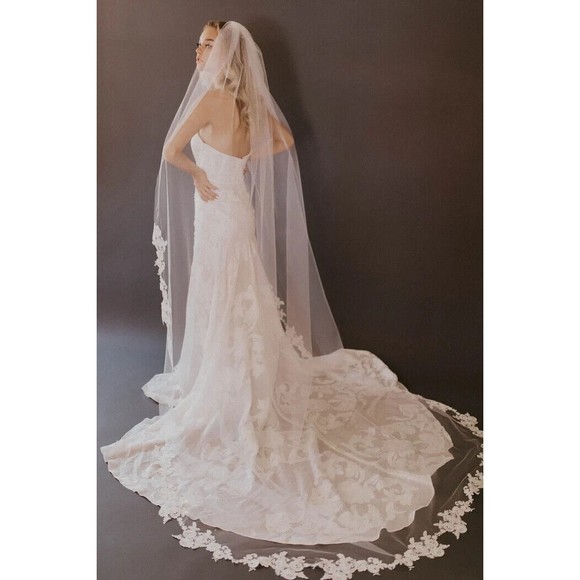 White Cathedral-Length Hair Accessory with Lace Details